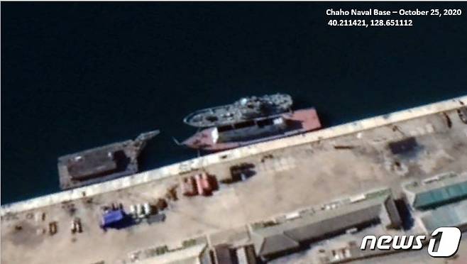작년 10월25일 북한 함경남도 차호 해군기지 일대를 촬영한 인공위성 사진에 순항미사일 표적함으로 추정되는 선박(중앙에만 대형 구조물이 있는 선박)이 찍혀 있다. (암스컨트롤웡크) © 뉴스1