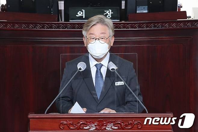 이재명 경기도지사가 지난 15일 진행된 경기도의회 도정질문에 답변을 하고 있다./© 뉴스1