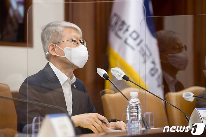 최기영 과학기술정보통신부 장관이 31일 오후 서울 종로구 정부서울청사 본관 영상회의실에서 열린 '제16회 과학기술관계장관회의'를 주재 하고 있다. (과학기술정보통신부 제공) 2021.3.31/뉴스1