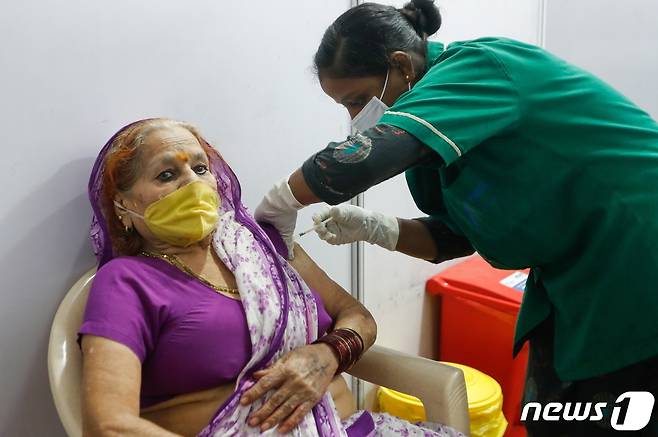 인도 뭄바이에서 2021년 4월 11일 한 여성이 코로나19 백신을 접종하는 모습. © 로이터=뉴스1