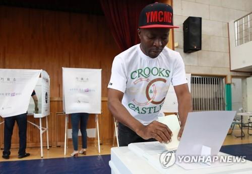 지난 2018년 6.13 전국동시 지방선거에서 한 외국인이 투표하고 있다. [이미지출처=연합뉴스]