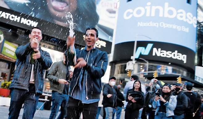 뉴욕 타임스스퀘어 광장에서 코인베이스 직원들과 가상 화폐 지지자들이 상장을 축하하는 모습. /UPI 연합뉴스