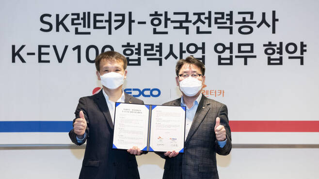 황일문 SK렌터카 대표가 이종환 한국전력 사업총괄부사장과 16일 서울 그랜드 워커힐 아카디아에서 K-EV100 협력사업 업무 협약을 체결했다.