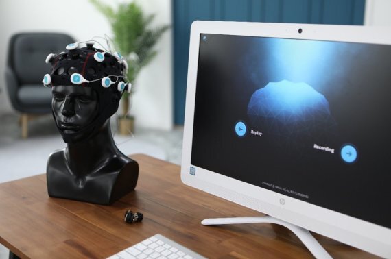 머리에 착용하는 형태의 뇌파 측정(EEG) 시스템. 사진=네오펙트