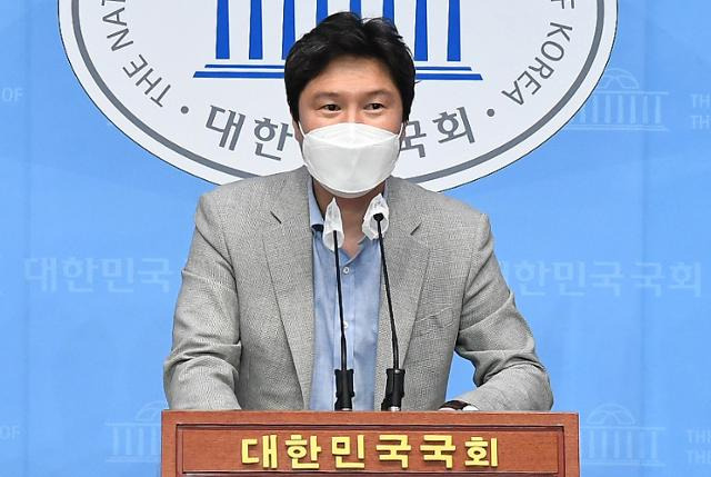 김해영 더불어민주당 전 의원이 14일 서울 여의도 국회 소통관에서 ‘부산 공직자 부동산 비리조사 특위 이행 촉구’ 기자회견을 하고 있다. 뉴스1