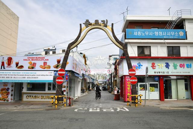 김해 종로길은 구제옷 가게와 외국인 가게들이 길 양쪽을 빼곡하게 채워 김해의 이태원으로 불린다.