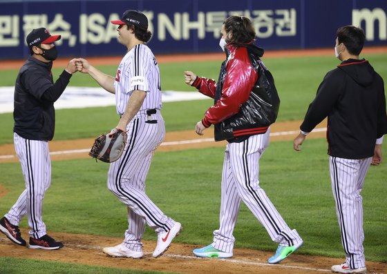 LG 류지현 감독(왼쪽)이 두산전 승리의 주역인 라모스(왼쪽에서 두 번째), 켈리(오른쪽에서 두 번째)와 기쁨의 인사를 나누고 있다. [연합뉴스]
