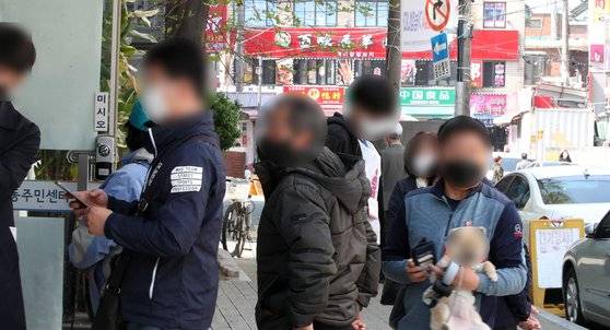 서울시장 보궐선거일인 지난 7일 오전 서울 영등포구 대림2동 주민센터에 위치한 대림 제2동 제1투표소에서 중국인들과 시민들이 투표를 위해 차례를 기다리고 있다. 뉴시스