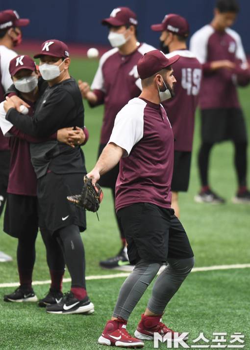 엉덩이를 좌우로 흔들더니...