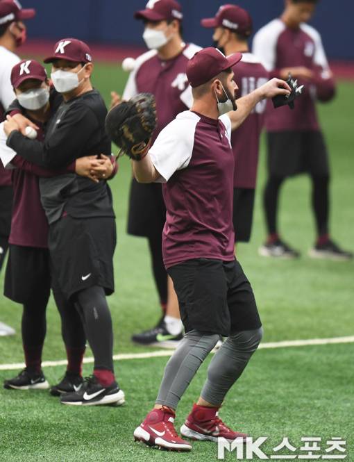 다시 양 팔을 들고 흔들흔들.