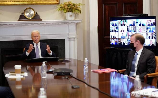 조 바이든 미국 대통령이 지난 12일(현지시간) 워싱턴 백악관에서 반도체 공급망 확충을 논의하는 화상회의에 참석해 발언을 하고 있다./사진=뉴스1 /사진=바이든