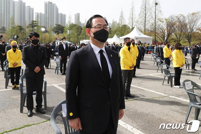 (안산=뉴스1) 김영운 기자 = 주호영 국민의힘 대표 권한대행이 16일 오후 경기도 안산시 화랑유원지에서 열린 ‘세월호 참사 7주기 기억식’에 참석해 있다. 2021.4.16/뉴스1