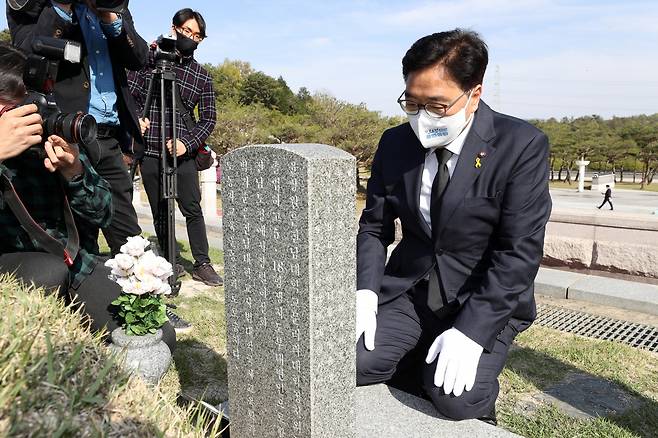 더불어민주당 당대표 출마를 선언한 우원식 의원이 15일 오후 광주 북구 운정동 국립 5·18민주묘지를 찾아 윤상원 열사 묘소를 참배하고 있다. [국회사진기자단]