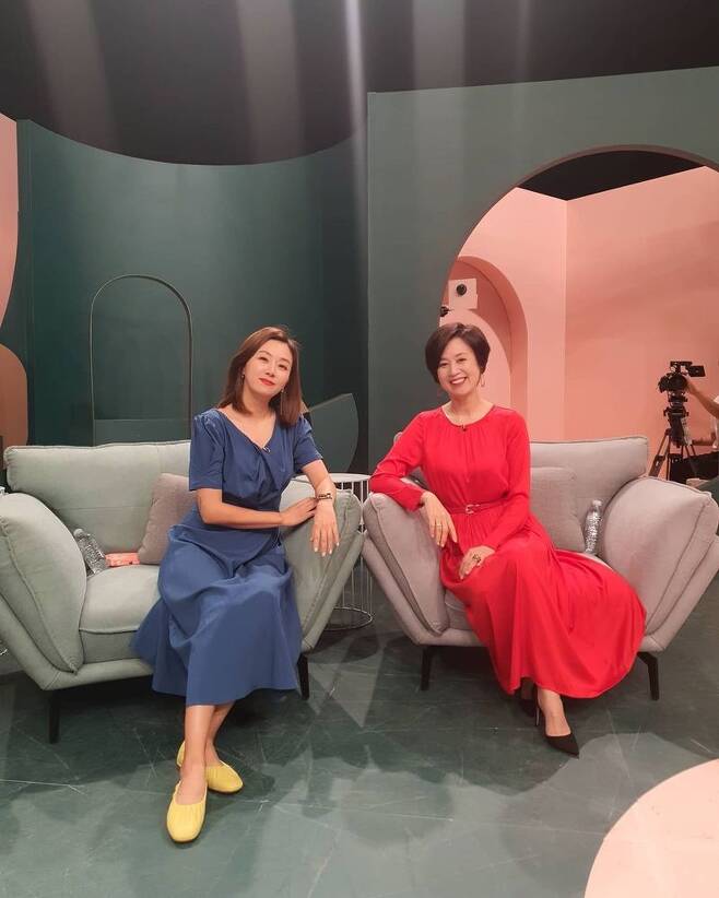 Hoon Hoon.Comedian Kim Ji Hye meets Park Mi-sun, Im misuk on set and Celebratory photoleft behind.Kim Ji Hye posted several photos on his instagram on April 16 with an article entitled Today is the Taegeukgi concept. Beauty Gag Women  # 1 can not be # 1.In the photo, Kim Ji Hye, Park Mi-sun, and Im misuk, who met at JTBC entertainment I can not be No. 1 indoor studio, sat side by side and Celebratory photo.. in a red, blue dress and pink cardigan, each showing off her beauty. ..Meanwhile, Kim Ji Hye made his debut as a comedian for KBS 14 in 1999; he has two girls in 2005 with Comedian Park Joon-hyung and marriage.The couple are currently appearing in I cant be No.1.