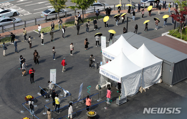 [서울=뉴시스]조수정 기자 = 0시 기준 코로나19 국내 신규확진자가 698명 발생한 15일 서울 서초구 고속터미널역 코로나19 임시선별검사소에서 시민들이 검사를 받기 위해 길게 줄서 기다리고 있다. 2021.04.15. chocrystal@newsis.com