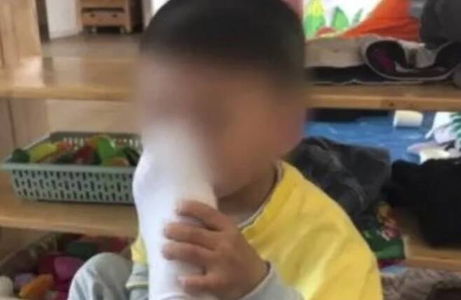 중국의 한 유치원 교사가 원생에게 자신의 발 냄새를 강제로 맡게 하는 기인한 행동을 한 뒤 이를 촬영해 공개했다가 경찰 조사를 받고 있다.
