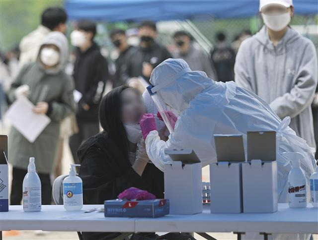 코로나 검사받는 학생들 - 15일 오전 울산 남구 한 중학교 운동장에 마련된 임시 선별진료소에서 2학년 전교생을 대상으로 신종 코로나바이러스 감염증(코로나19) 전수검사가 실시되고 있다. 전날 이 학교 2학년 학생 1명이 코로나19 확진 판정을 받았다. 2021.4.15 뉴스1