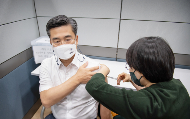 서욱 국방부 장관이 4월 16일 코로나19 예방용 아스트라제네카 백신을 1차 접종하고 있다. /사진제공=국방부
