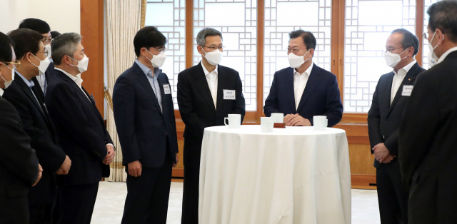 문재인 대통령이 15일 오후 청와대에서 열리는 확대경제장관회의에 앞서 참석자들과 환담하고 있다./사진=연합뉴스