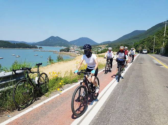 여행공방을 이용해 자전거 여행을 즐기는 여행객들의 모습