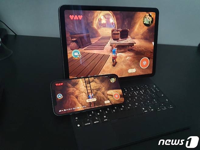 아이폰에서 플레이하던 애플 아케이드 게임을 아이패드에서 실행하면 곧바로 직전 저장 시점에서 실행되는 등 애플 생태계의 연동성은 직관적이고 자연스러웠다. 2021.04.17./뉴스1 © News1 김정현 기자