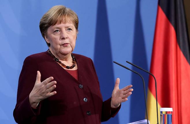 앙겔라 메르켈 독일 총리가 지난달 19일(현지 시각) 베를린에서 연방정부·16개 주총리와 코로나 백신 접종 가속화 방안을 논의한 뒤 기자회견을 하고 있다. 메르켈 총리는 이 회견에서 아스트라제네카 백신을 접종받겠다고 밝혔다. /AFP 연합뉴스