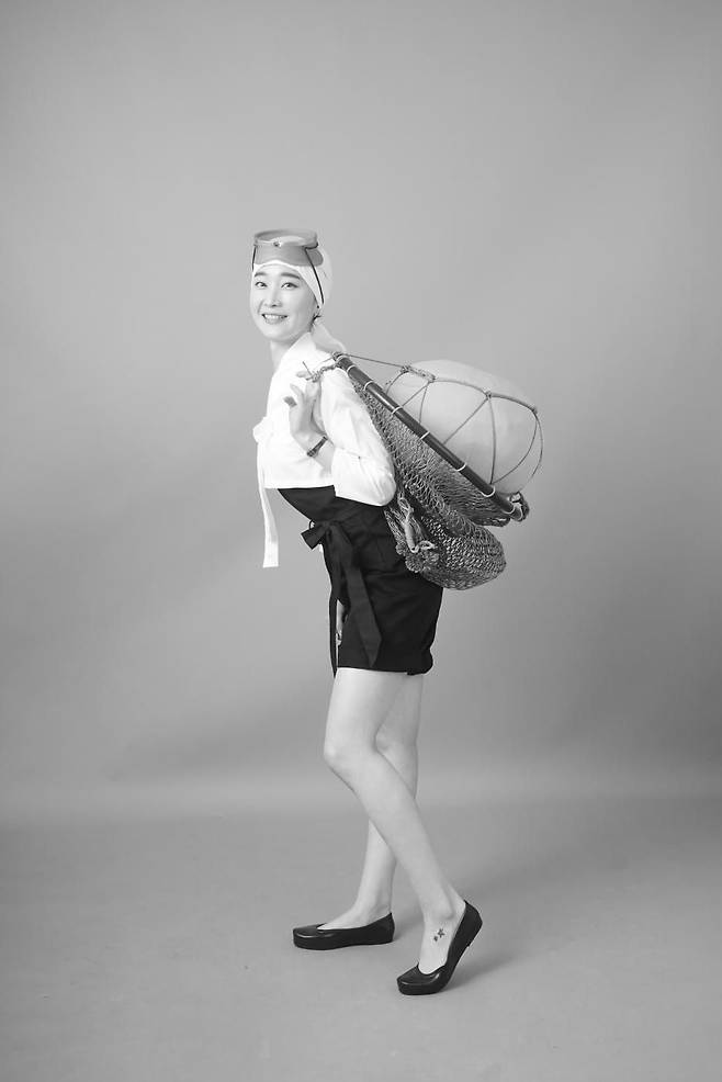 김보경씨가 제주도 여행 중 셀프 사진관에서 해녀 복장을 입고 찍은 기념사진. 반대쪽 손에 무선 리모컨을 들고 직접 촬영 버튼을 눌렀다. /독자 제공