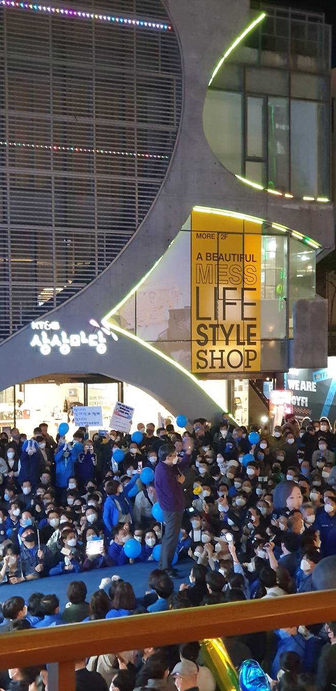 지난 6일, 서울시장 보궐선거 공식 선거운동 마지막 날 서울 홍대거리에서 박영선 후보 지원 유세를 하는 조정훈 의원. 그는 "민주당을 비판하는 말을 했더니 동의하는 사람들이 많아 놀랐다"고 말했다.