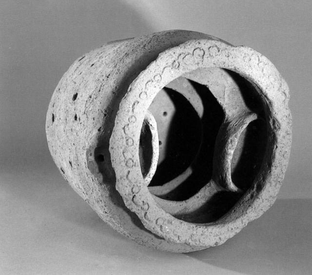 폼페이에서 발굴된 겨울잠쥐 단지. 안쪽 벽면을 따라 소용돌이 형태의 골이 나 있다. 글항아리 제공