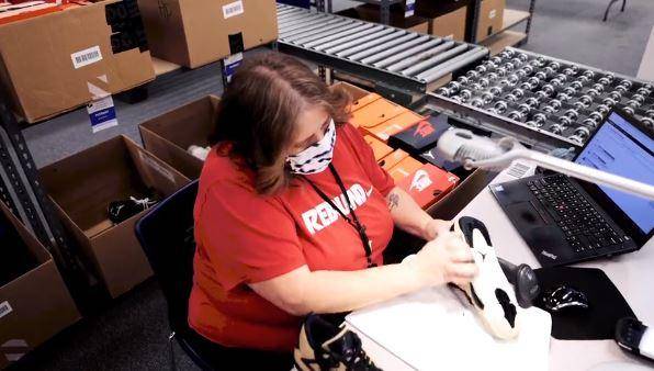 미국 나이키의 한 직원이 재판매될 환불 제품을 세척하고 있다. 나이키 홈페이지 캡처