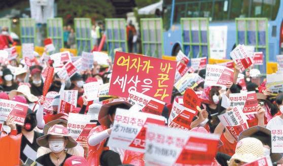 2018년 6월 서울 종로구 혜화역 일대에서 벌어진 시위는 우리나라 여성운동에서 가장 규모가 큰 오프라인 집회로 평가된다. 참가 여성들은 ‘홍익대 미대 몰래카메라 사건’에서 피해자가 남성이기 때문에 경찰이 불평등한 편파 수사를 했다고 주장했다. [중앙포토]