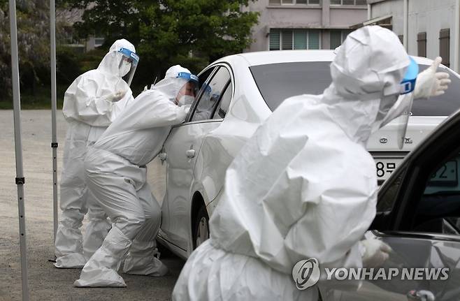 검체 채취하는 의료진, 담양 임시선별진료소 [연합뉴스 자료사진]