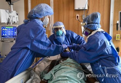 토론토 한 병원에서 인공호흡기를 시술하는 의료진 [AP=연합뉴스]