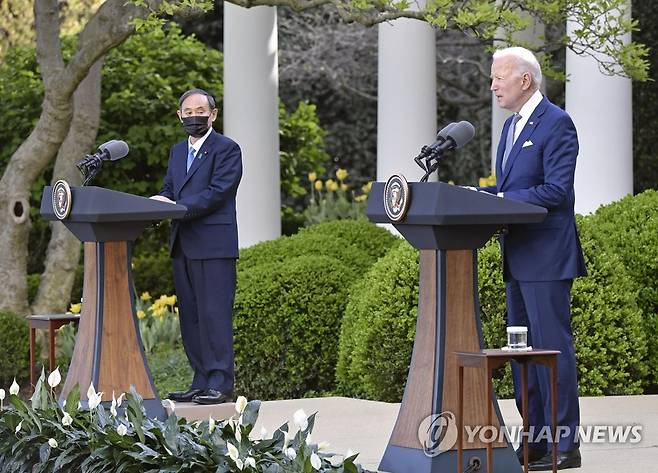 공동 기자회견 하는 스가-바이든 (워싱턴 교도=연합뉴스) 현지시간 16일 오후 조 바이든(오른쪽) 미국 대통령과 스가 요시히데 일본 총리가 미국 워싱턴DC 소재 백악관에서 정상회담을 한 후 공동 기자회견을 하고 있다. 2021.4.17 photo@yna.co.kr