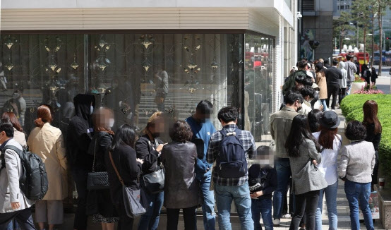 지난해 샤넬의 가격 인상 소식에 백화점 명품관 앞에 사람들이 줄을 서서 대기하고 있다(사진=연합뉴스)