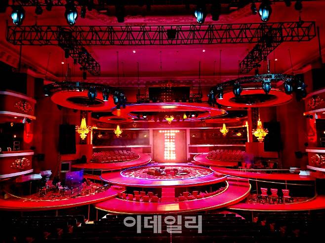 유니버설센터 대극장을 개조해 만든 뮤지컬 ‘그레이트 코멧’의 무대는 온통 붉은 색으로 가득하다(사진=쇼노트)
