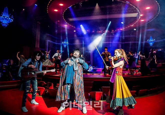 뮤지컬 ‘그레이트 코멧’에서 로빙뮤지션들이 무대를 옮겨다니며 연기와 악기 연주를 병행하고 있다(사진=쇼노트)