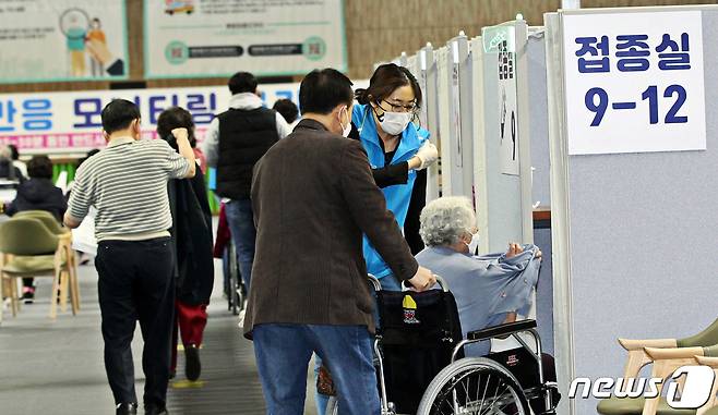 주말인 17일 오전 서울 동작구 사당종합체육관에 마련된 코로나19 접종센터에서 직원 안내에 따라 어르신들이 화이자 백신 접종실로 들어가고 있다. (동작구 제공) 2021.4.17/뉴스1