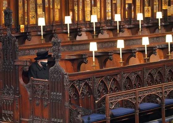 엘리자베스2세 여왕이 17일(현지시간) 남편 필립공의 장례식 마지막 절차인 예배를 드리기 위해 윈저성 성조지 예배당에 홀로 앉아있다. [AP통신=연합뉴스]