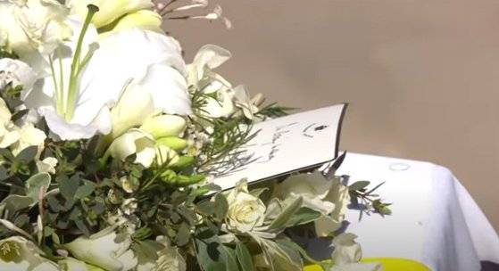 필립공의 관 위에 엘리자베스2세 여왕의 화환과 자필 카드가 놓여있는 모습. [BBC 캡처]