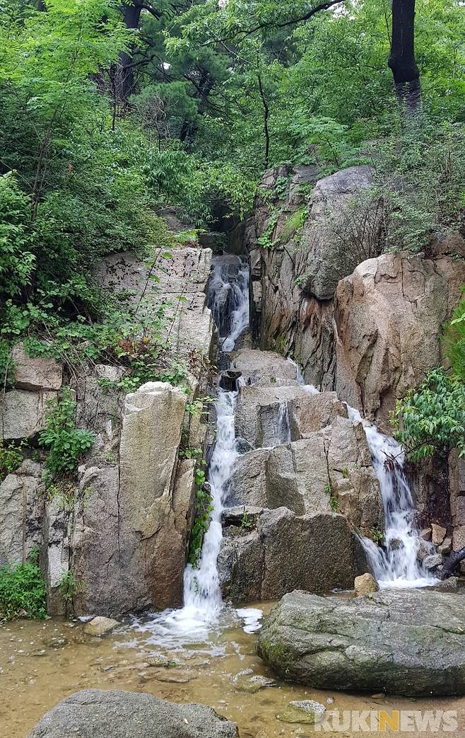 비온 뒤 수성동 계곡, 도심에서 10여분 거리에 위치해 있는 한양도성 아래 숨은 명소이다.(성곽길역사문화연구소 최철호 소장 제공)