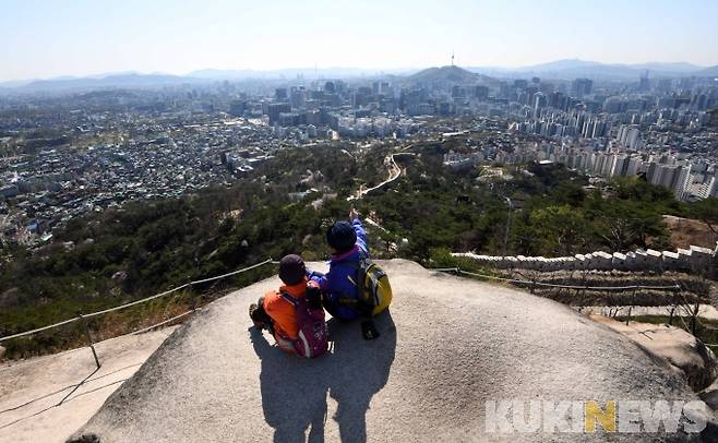 인왕산 정상 인근에서 바라본 한양도성과 서울 시내 전경