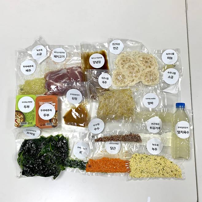 창원대 창업동아리 '단체급식실 실험실'팀이 개발한 밀키트 제품인 '어린밥상' 구성./동아리 제공/