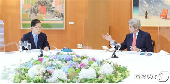 정의용 외교부 장관(왼쪽)이 17일 오후 서울 한남동 공관에서 존 케리 미국 대통령 기후특사와 만나 대화를 나누고 있다./사진=뉴스1