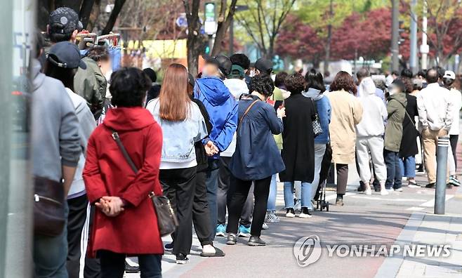 검사 대기 중인 시민들 [연합뉴스 자료사진]