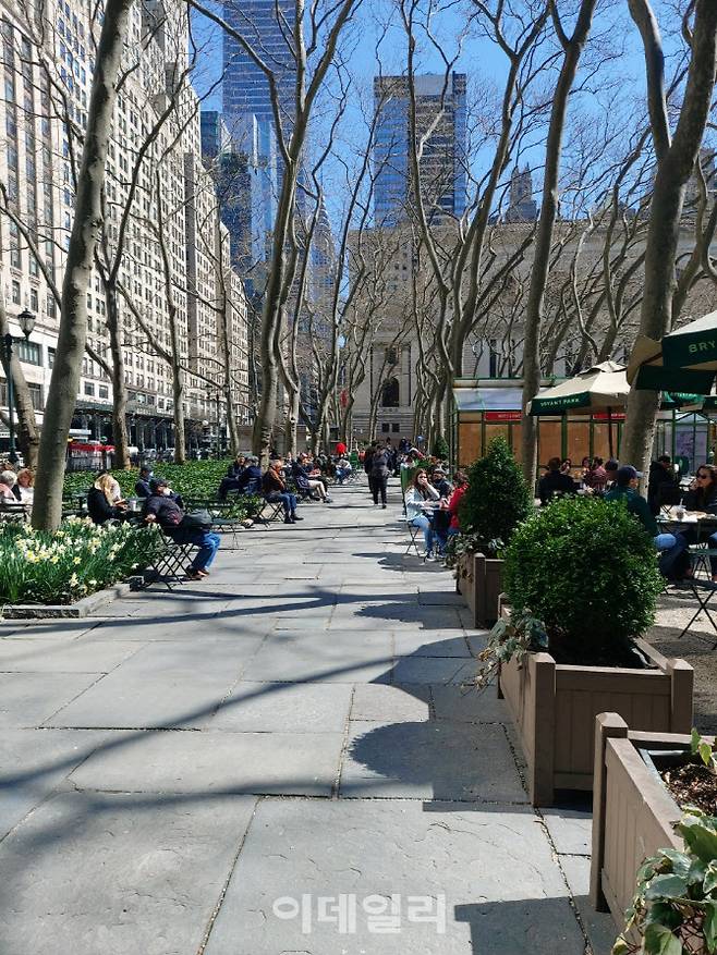 최근 미국 뉴욕시 맨해튼 미드타운 인근 브라이언트파크 인근이 이른 오후부터 사람들로 붐비고 있다. (사진=김정남 특파원)