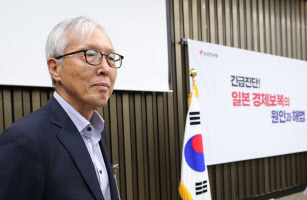 신각수 전 주일대사가 2019년 7월 17일 국회에서 열린 자유한국당 정책의원총회에 참석, 일본 경제보복 관련 강연에 앞서 인사하고 있다. (사진=연합 제공)