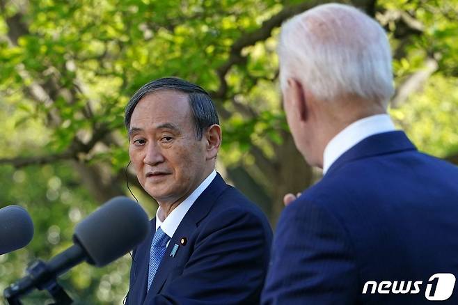 조 바이든 미국 대통령이 16일(현지시간) 워싱턴 백악관에서 스가 요시히데 일본 총리와 취임 후 첫 대면 정상회담을 한 뒤 공동 기자회견을 하고 있다. © AFP=뉴스1 © News1 우동명 기자