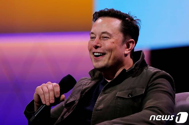 FILE PHOTO: Tesla CEO Elon Musk speaks during the E3 gaming convention in Los Angeles © 로이터=뉴스1
