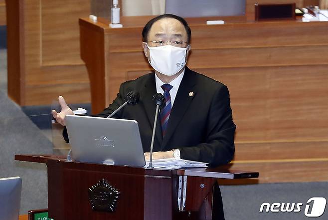 홍남기 국무총리 직무대행이 19일 서울 여의도 국회 본회의장에서 열린 제386회 국회(임시회) 정치·외교·통일·안보 분야 대정부질문에 출석해 국민의힘 정진석 의원 질의에 답변하고 있다. 2021.4.19/뉴스1 © News1 구윤성 기자